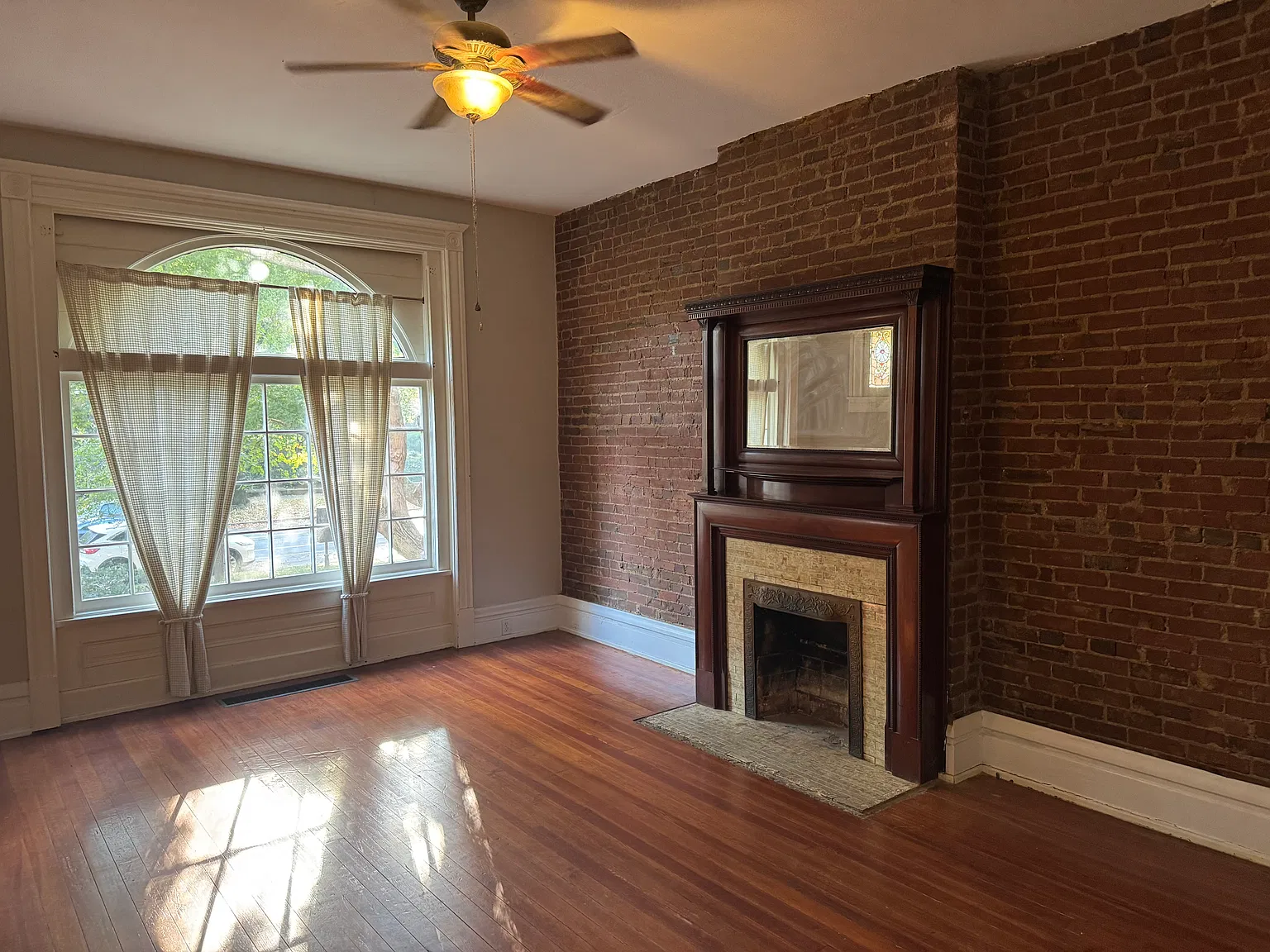 2 bed, 1050 sqft, $1,400 — Photo 2
