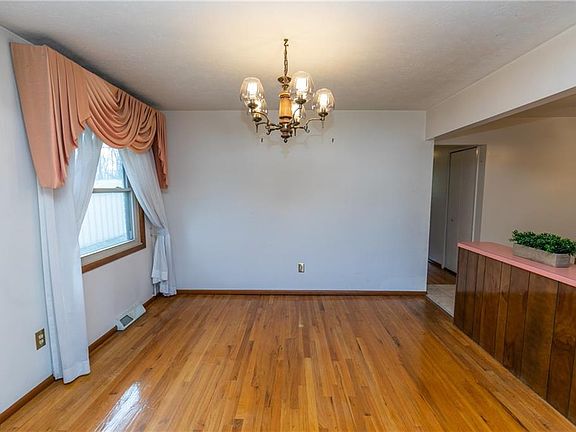 4th image of 2121 Coventry Dr