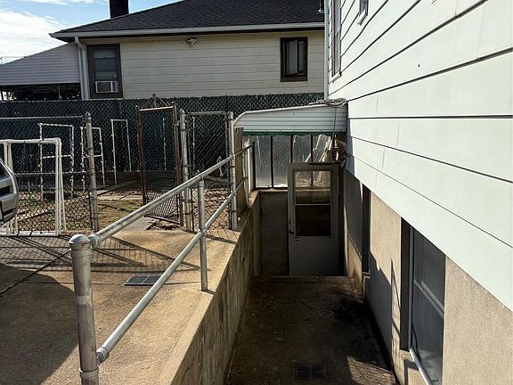 4th image of 22 E Maple Street