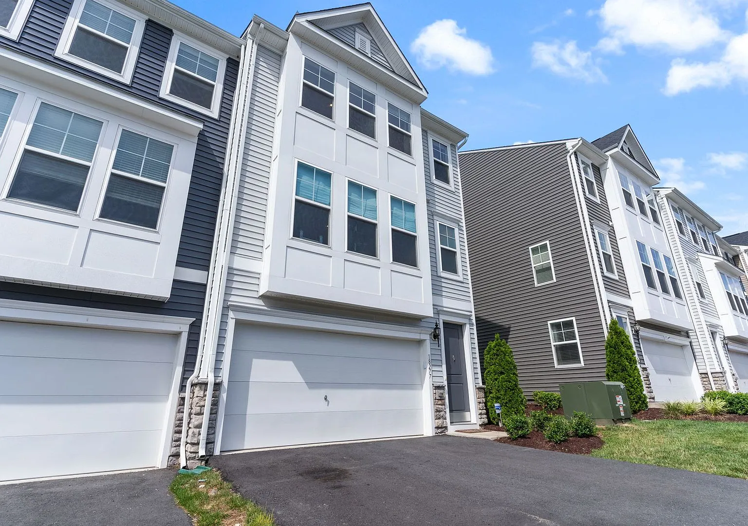 Stunning End-Unit Townhome near Quatico Marine Core Base. — Photo 4