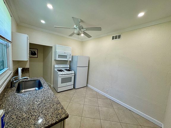 5th image of 415 31st St APT 1