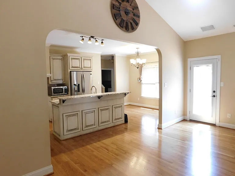 300 Taliaferro Ln — Photo 12