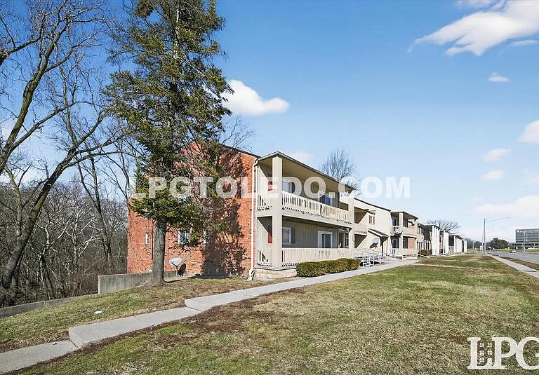 3348 Arlington Ave #8 — Photo 17