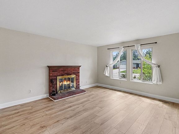 2nd image of 906 Mansfield Dr