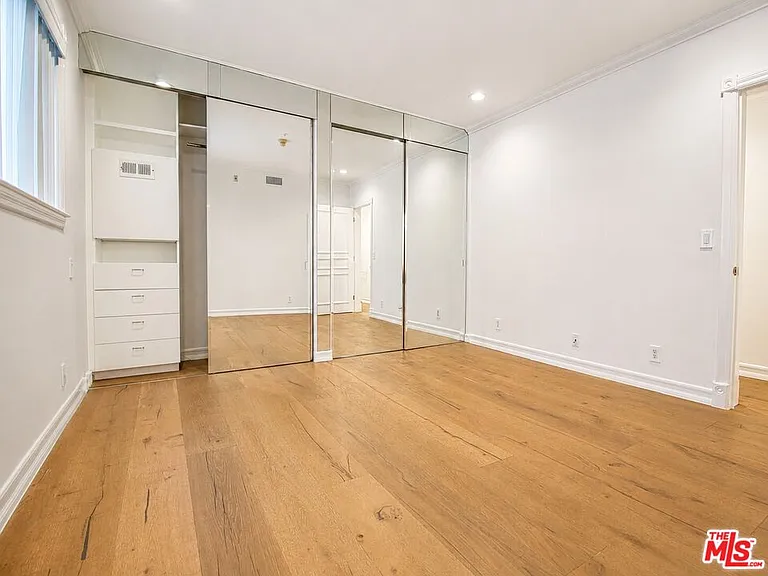 342 N Palm Dr #201 — Photo 14