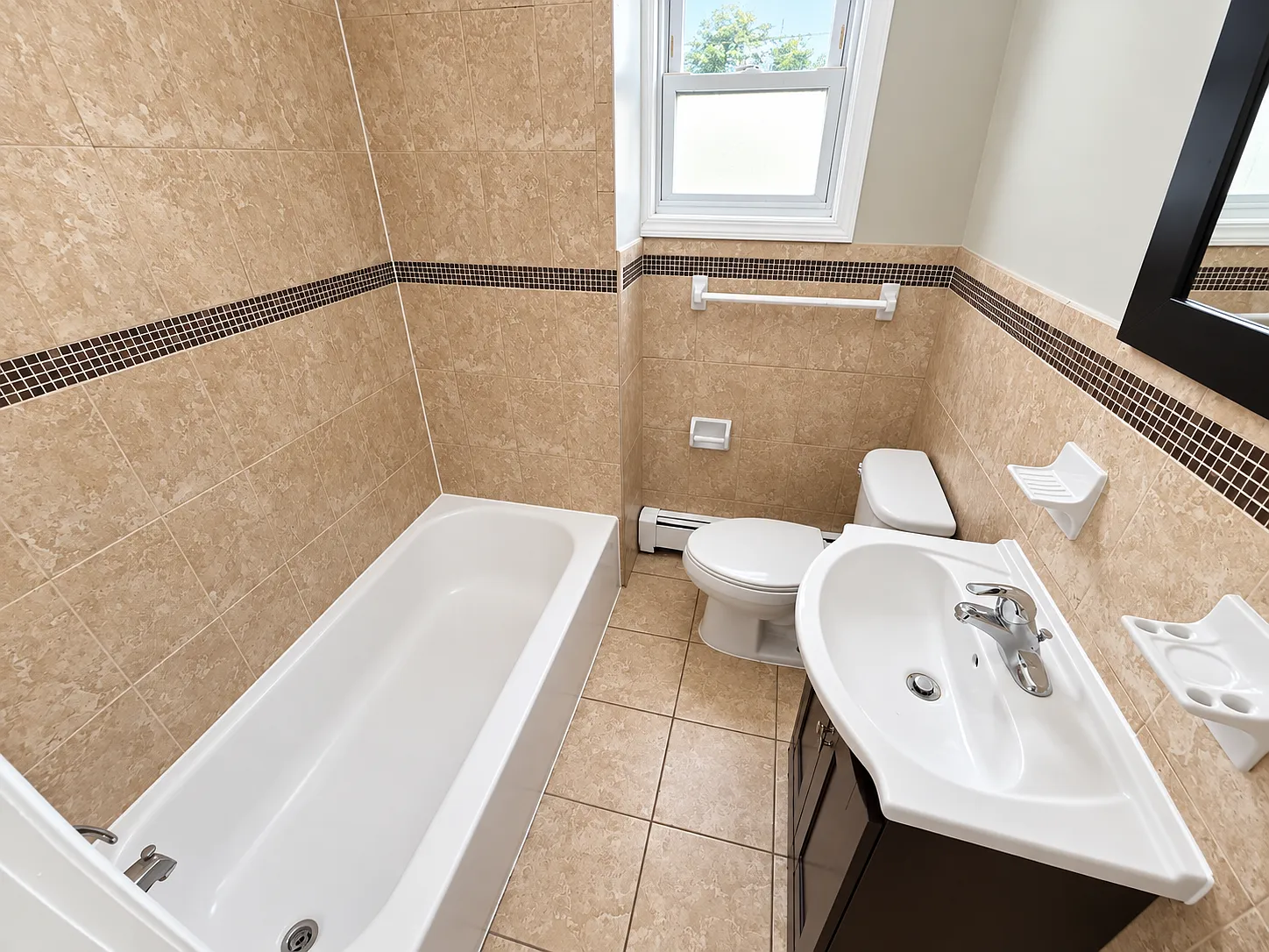 3 bed, 1200 sqft, $2,095 — Photo 3