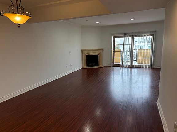 5th image of 11848 1/2 Kiowa Ave #Penthouse 4