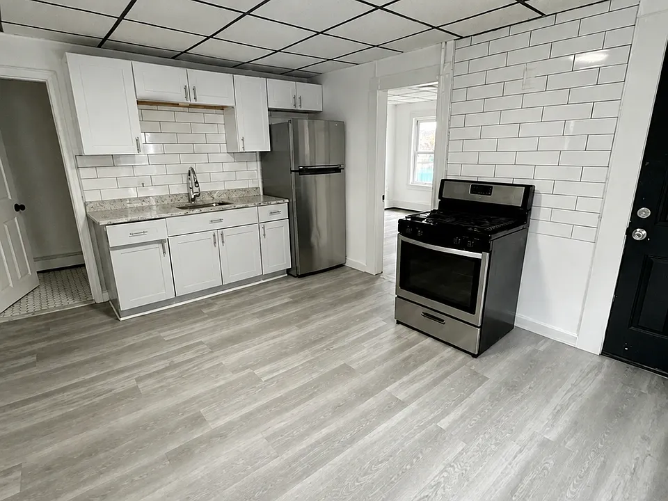 66 Broadway #2R