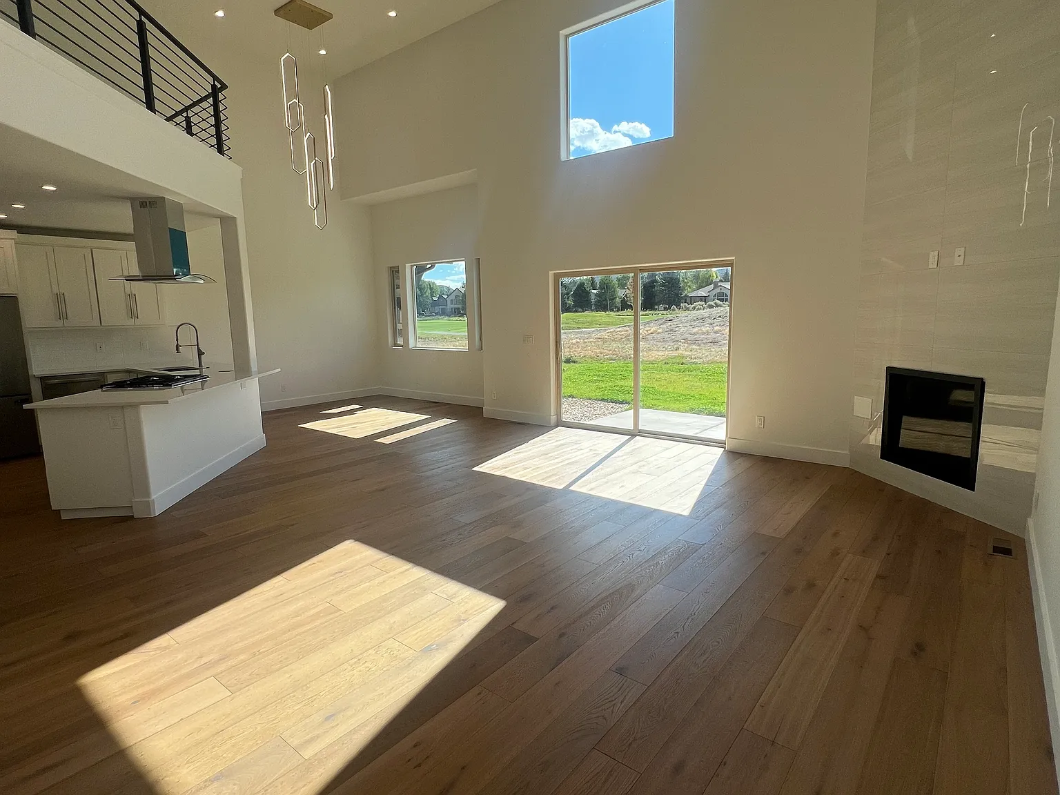 3 bed, 2.5 bath, 2048 sqft, $4,500 — Photo 2