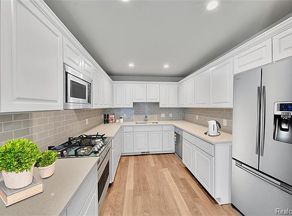 3rd image of 48270 Applegrove Ln #20