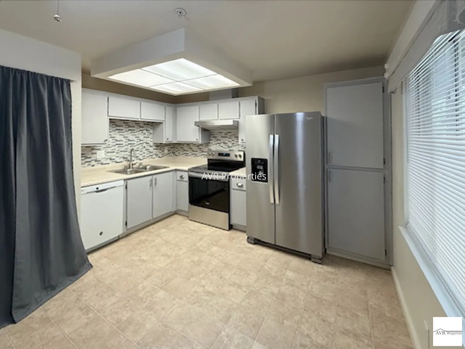 Fantastic second floor condo with large balcony — Photo 2