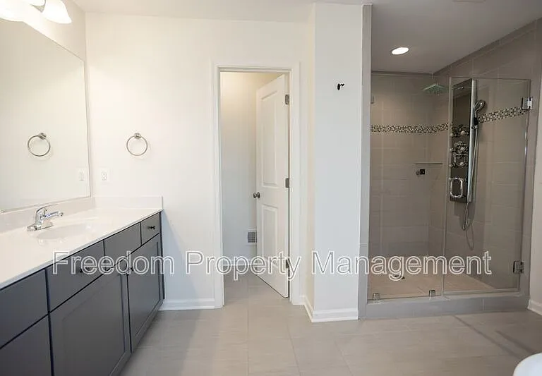 2425 Morgans Point Dr — Photo 41
