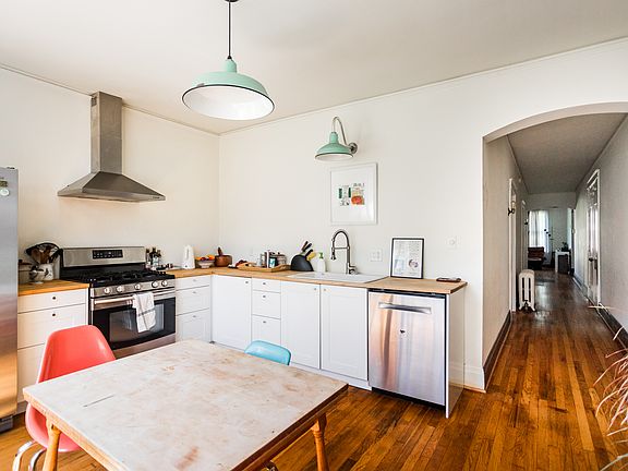 5th image of 1019 Van Dyke St Unit 1