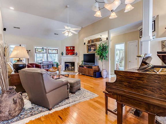 3rd image of 160 Valleyview Dr #2