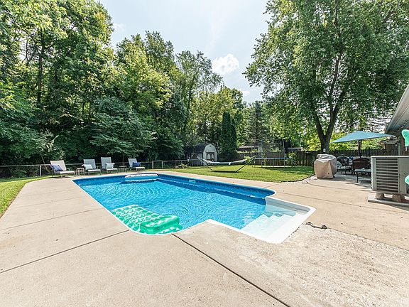 3rd image of 7701 Venetian Way