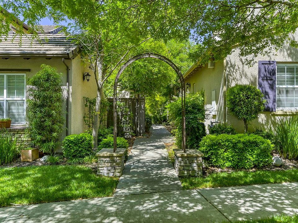 1st image of 239 Chambord Way #239
