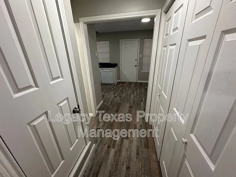 2 bed, 1.5 bath, 1000 sqft, $1,250 — Photo 4