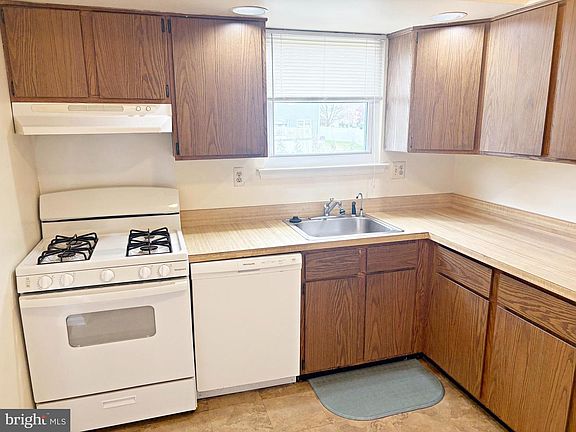 5th image of 4535 Winding Brook Dr