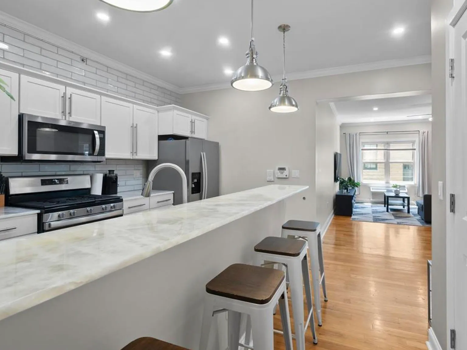 1 bed, 1.0 bath, 900 sqft, $2,900 — Photo 2