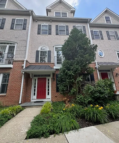 748 Moore Ave — Photo 1