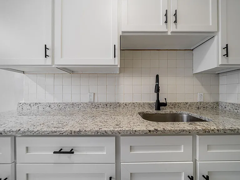 Mapleview Apartments — Photo 13