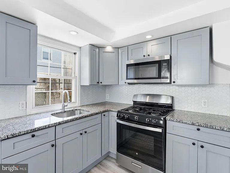 1831 E Clementine St — Photo 11