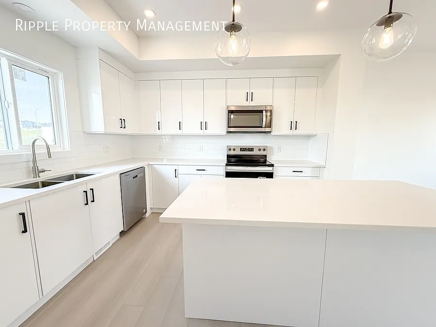 Modern 4 Beds, 3.5 Baths TownHouse | No Pets Allowed — Photo 3