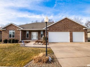 209 Ironwood Dr, Pekin, IL 61554