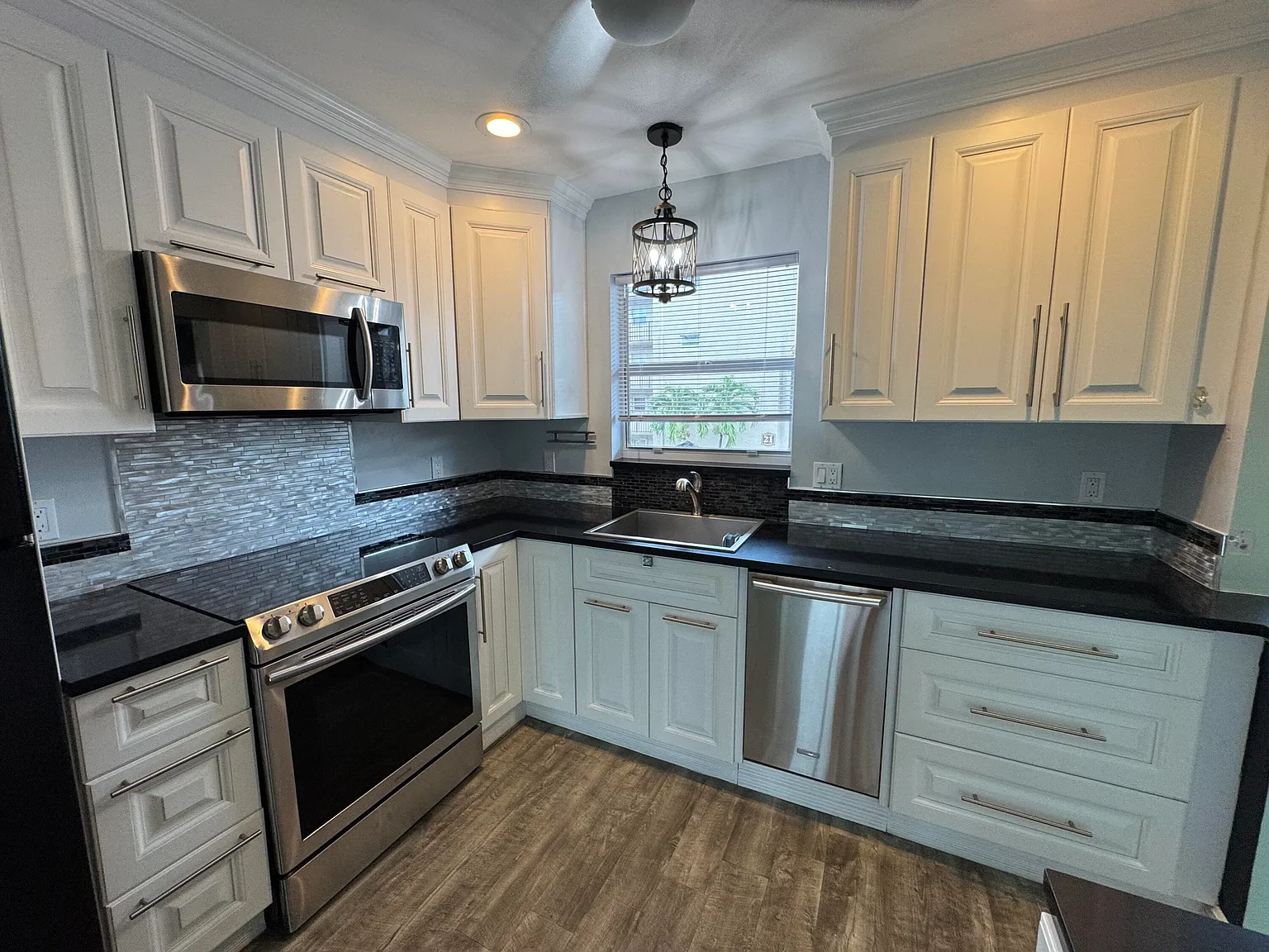 1 bed, 1.5 bath, 775 sqft, $1,600 — Photo 1