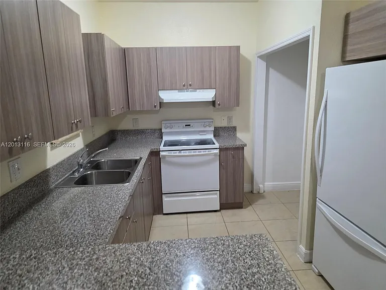 1371 NW 9th Ct — Photo 3