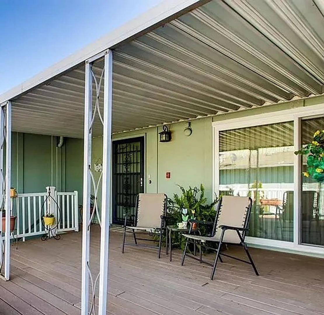 Updated Top-Floor 2 Bedroom Condo with Open Layout, Updated Kitchen & Spacious Balcony — Photo 1