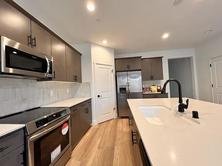 2827 E Colina Dr — Photo 4