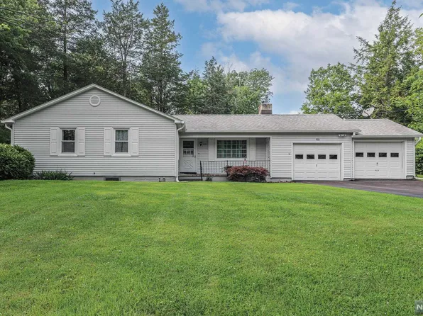 933 Edgewood Dr, Newton, NJ 07860