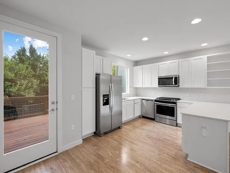 801 N Bluff Dr #17 — Photo 9