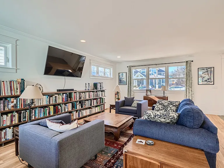 824 La Farge Ave — Photo 2