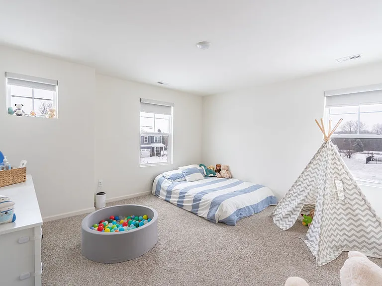 2671 Seeley St — Photo 8