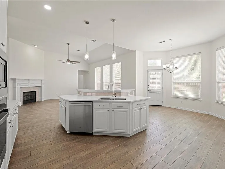 8908 Red Oaks Dr — Photo 5