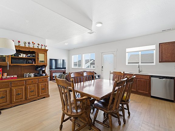 5th image of 682 Benedict Dr