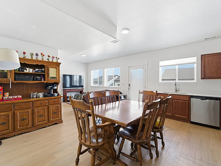 682 Benedict Dr — Photo 5
