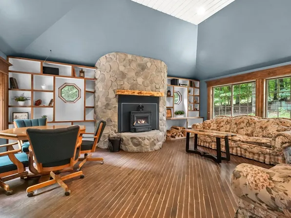 3024 Cooper Rd, Beulah, MI 49617