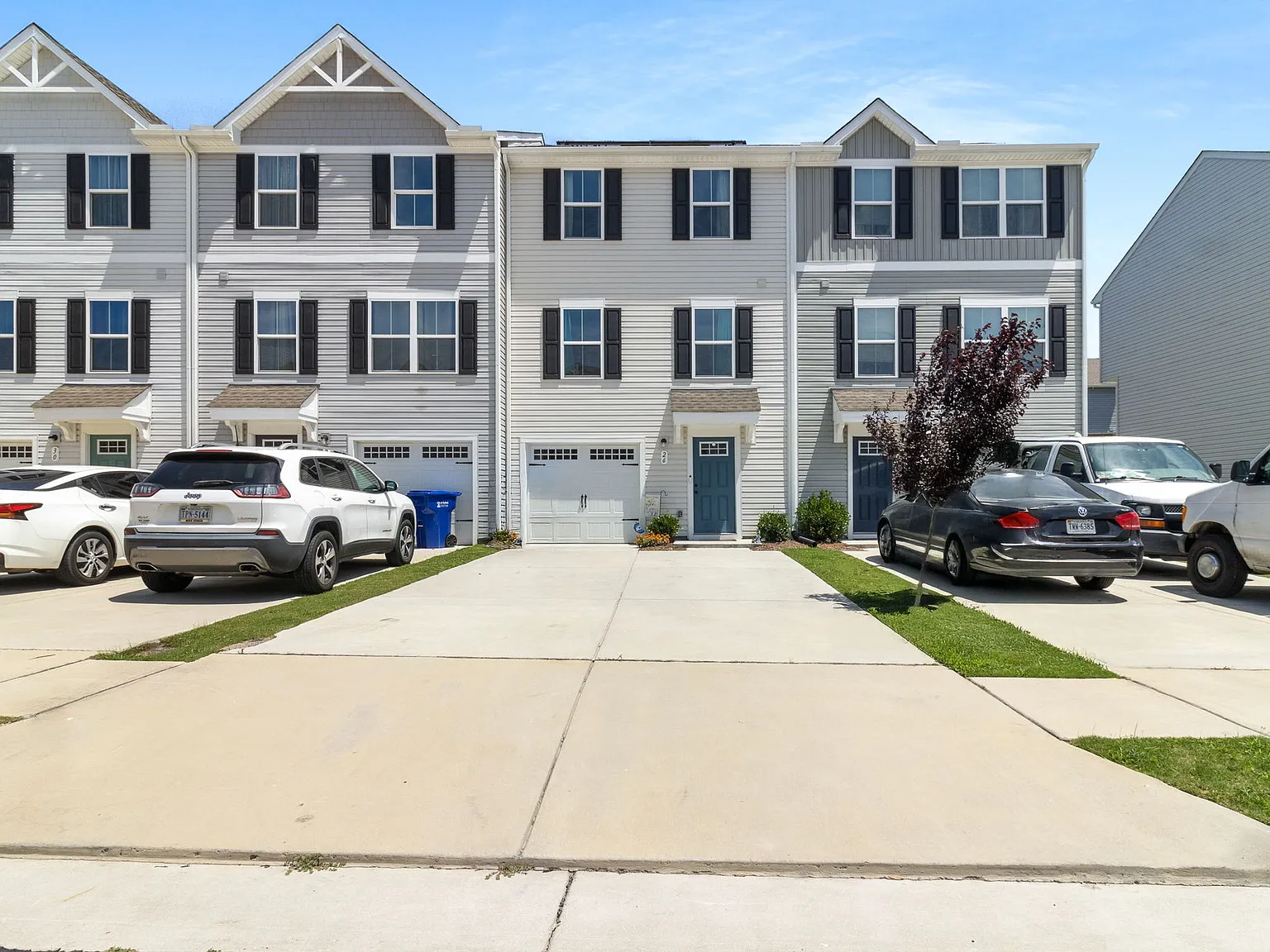 3 bed, 1576 sqft, $2,200 — Photo 1