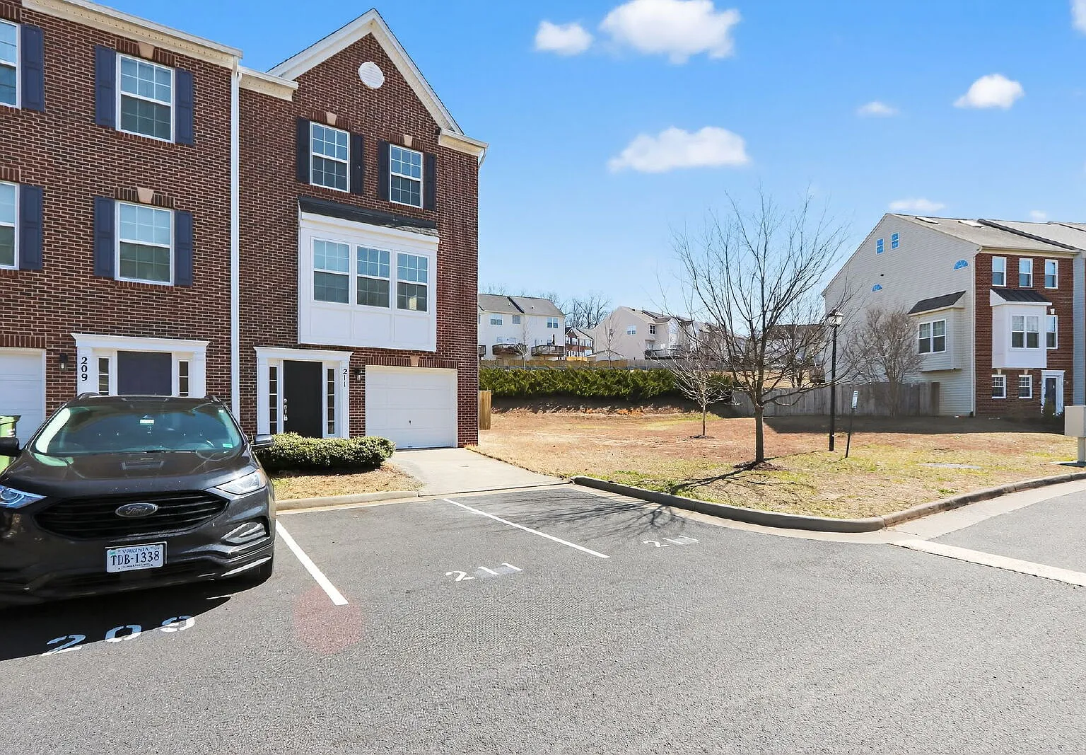 3 bed, 4.0 bath, $2,500 — Photo 2