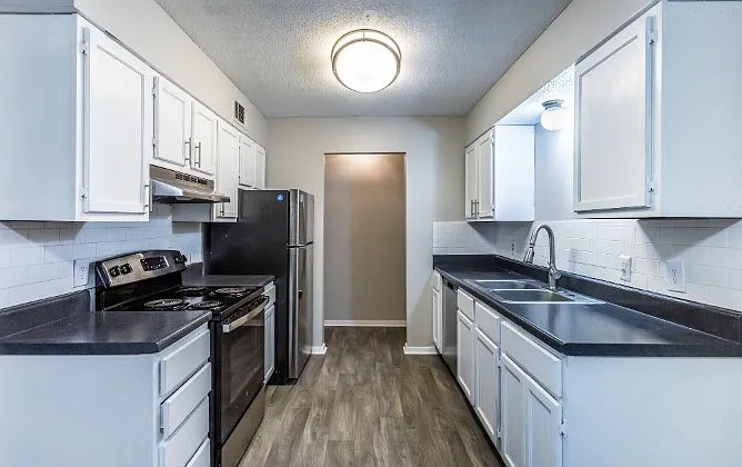 Brentwood Apartments — Photo 16