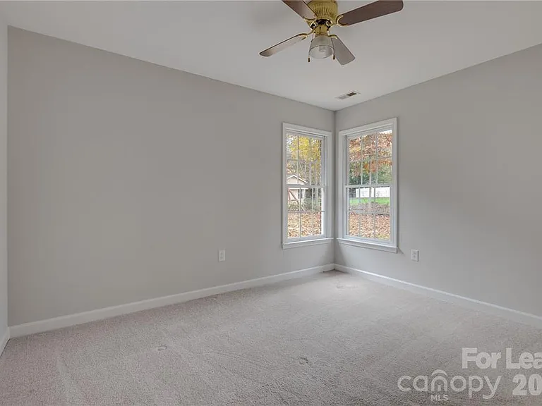 136 Trollingwood Ln — Photo 23