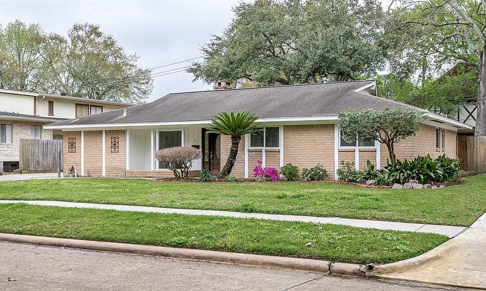 Mid-Century living within a few steps from the water in fabulous El Lago!