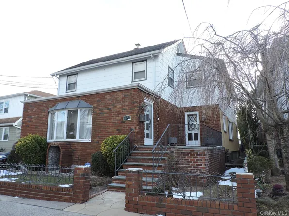 18 Leach St, Lynbrook, NY 11563