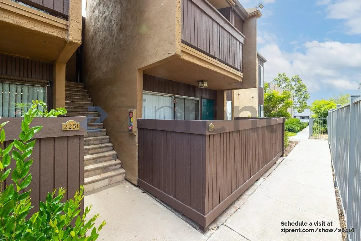 3 bed, 977 sqft, $3,095 — Photo 1