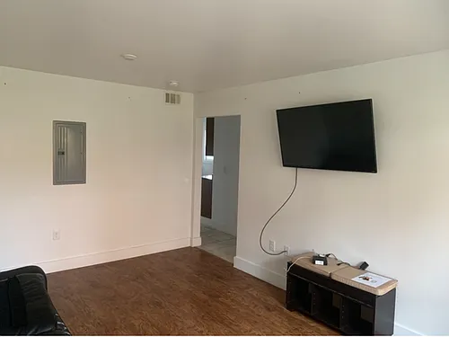 600 E 2nd St #4 Photo 1