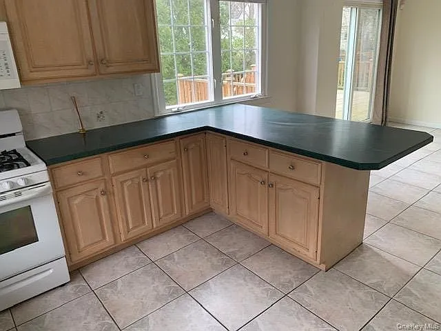 81 Woodlawn Ave — Photo 8