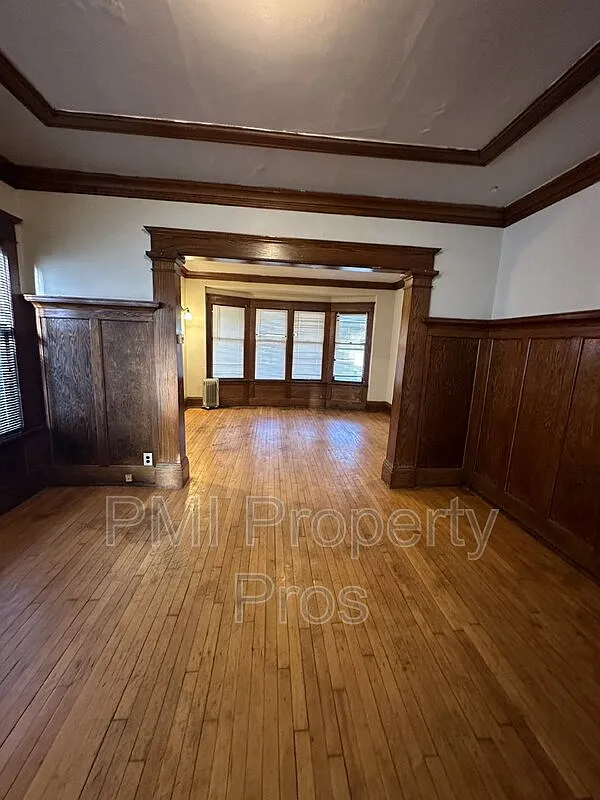 3 bed, 1.0 bath, 2500 sqft, $1,100 — Photo 1